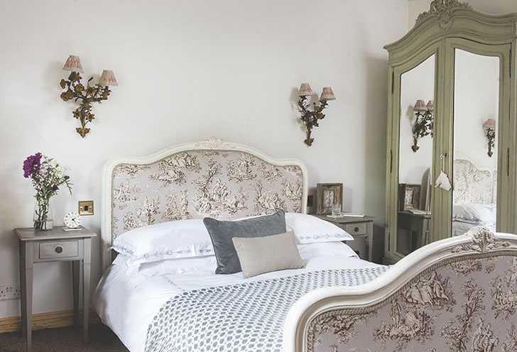 В главной спальне французская кровать красиво обтянута тканью