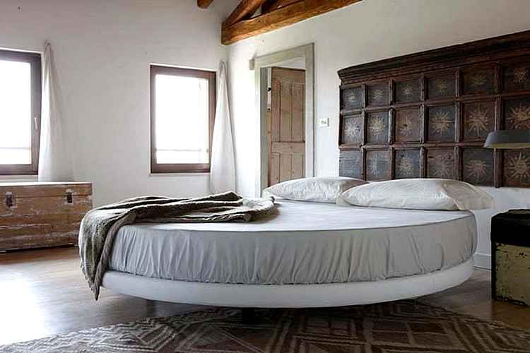 Круглая кровать без изголовья в минималистическом стиле