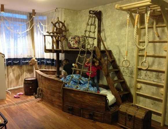 Кровать в виде пиратского корабля
