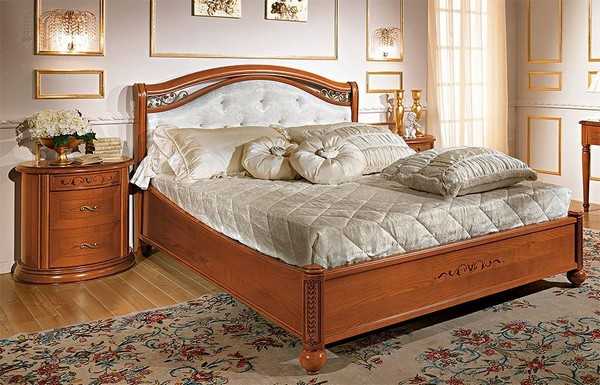 Двуспальная кровать в классическом стиле