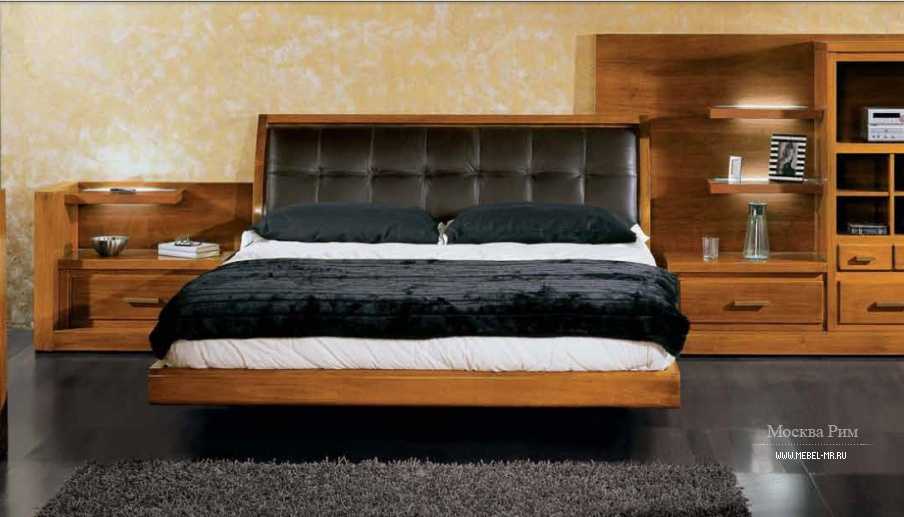 Двуспальная кровать с каркасом из натурального дерева