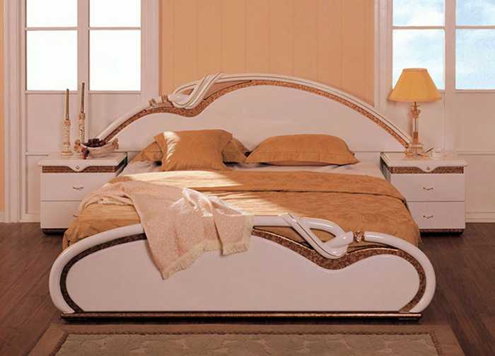 Отличное сочетание классики и модерна в дизайне кровати