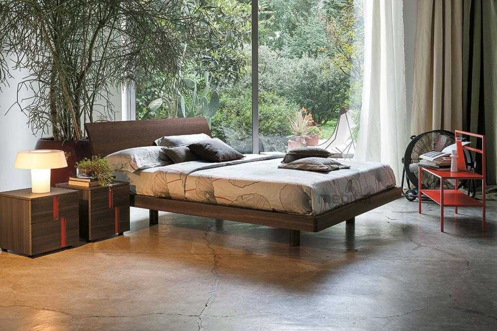 Помпезная деревянная кровать