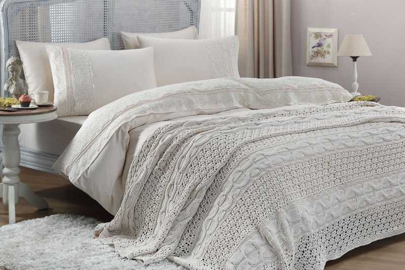 Кровать с белым текстилем