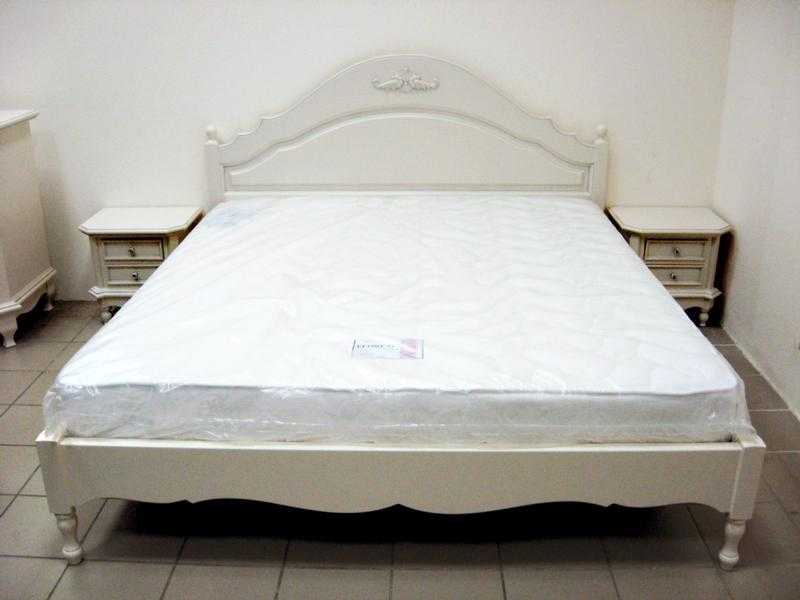 Белые покрытия современной кровати