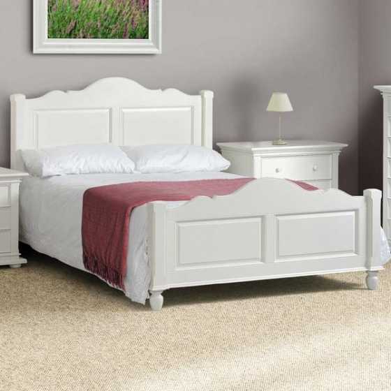 Кровать белого цвета на основе натурального дерева