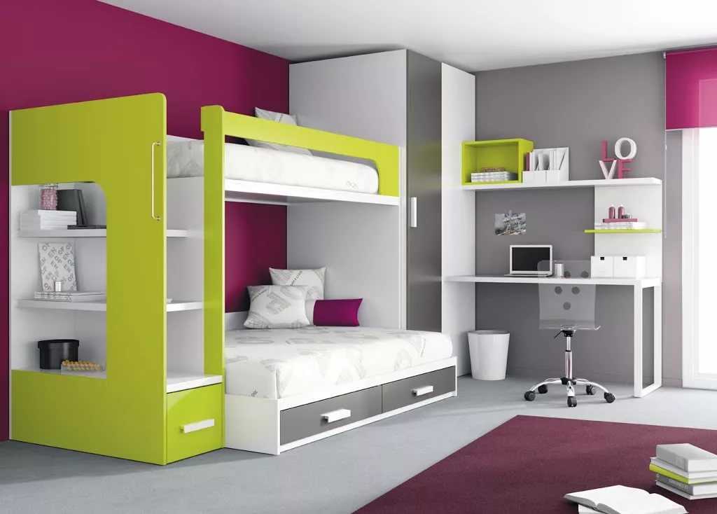 Использование двухъярусных кроватей в комнатах у подростков имеет достаточно много преимуществ