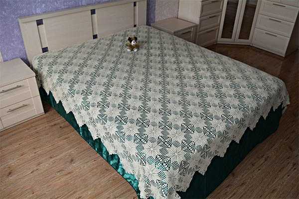 Вязаное тонкое ажурное покрывало на кровать