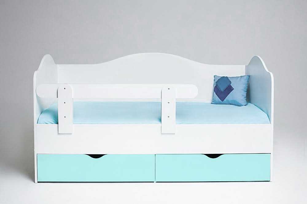 Бело-голубая кровать