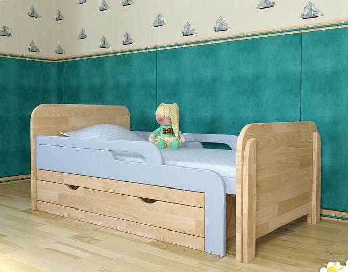 Сосновая кроватка для ребенка с бортиками