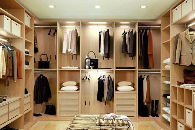 Большое количество одежды требует вместительного шкафа