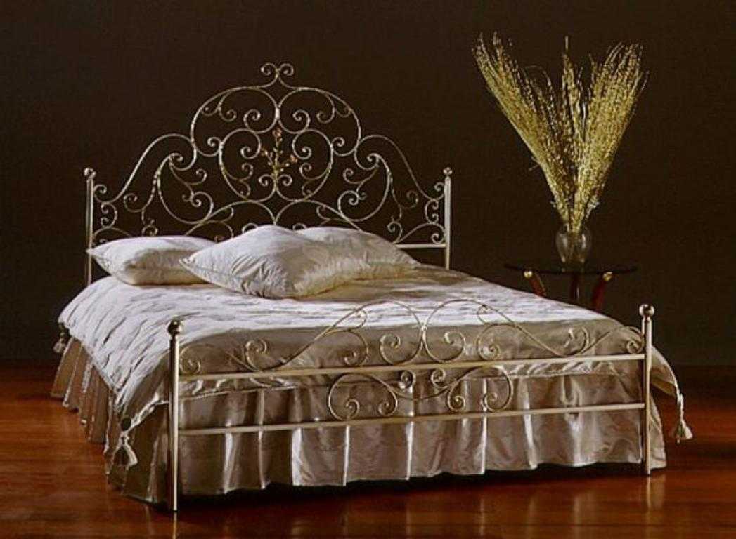 Красивая кровать