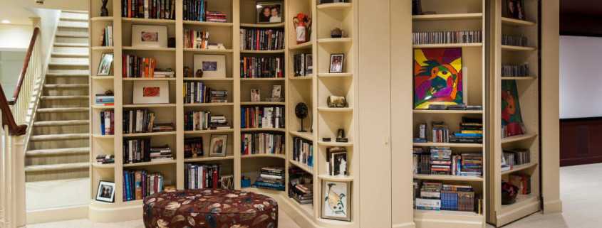 Книжный стеллаж или шкаф в современном интерьере