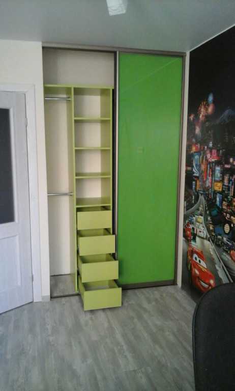 Узкий шкаф с зеленым фасадом