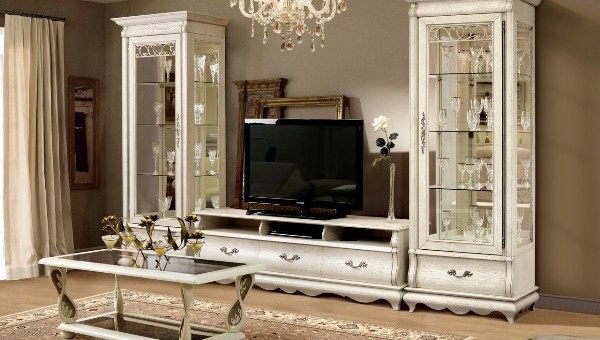 Белая красивая мебель для зала