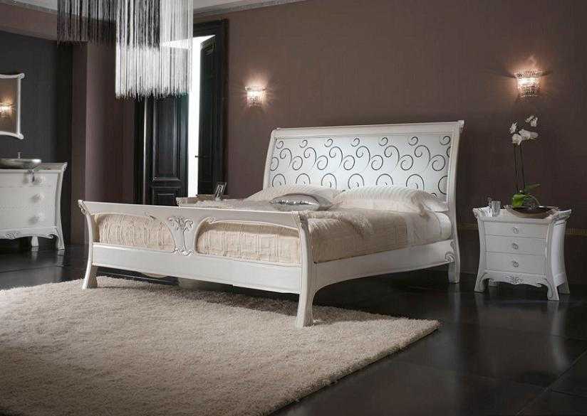 Двуспальная белая кровать