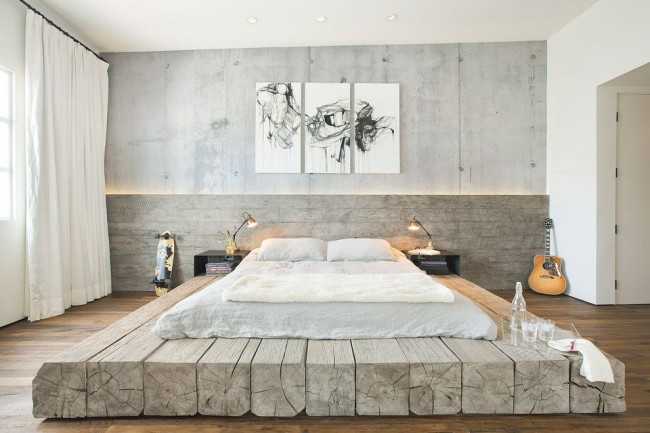 Кровать на необычном подиуме из бревен