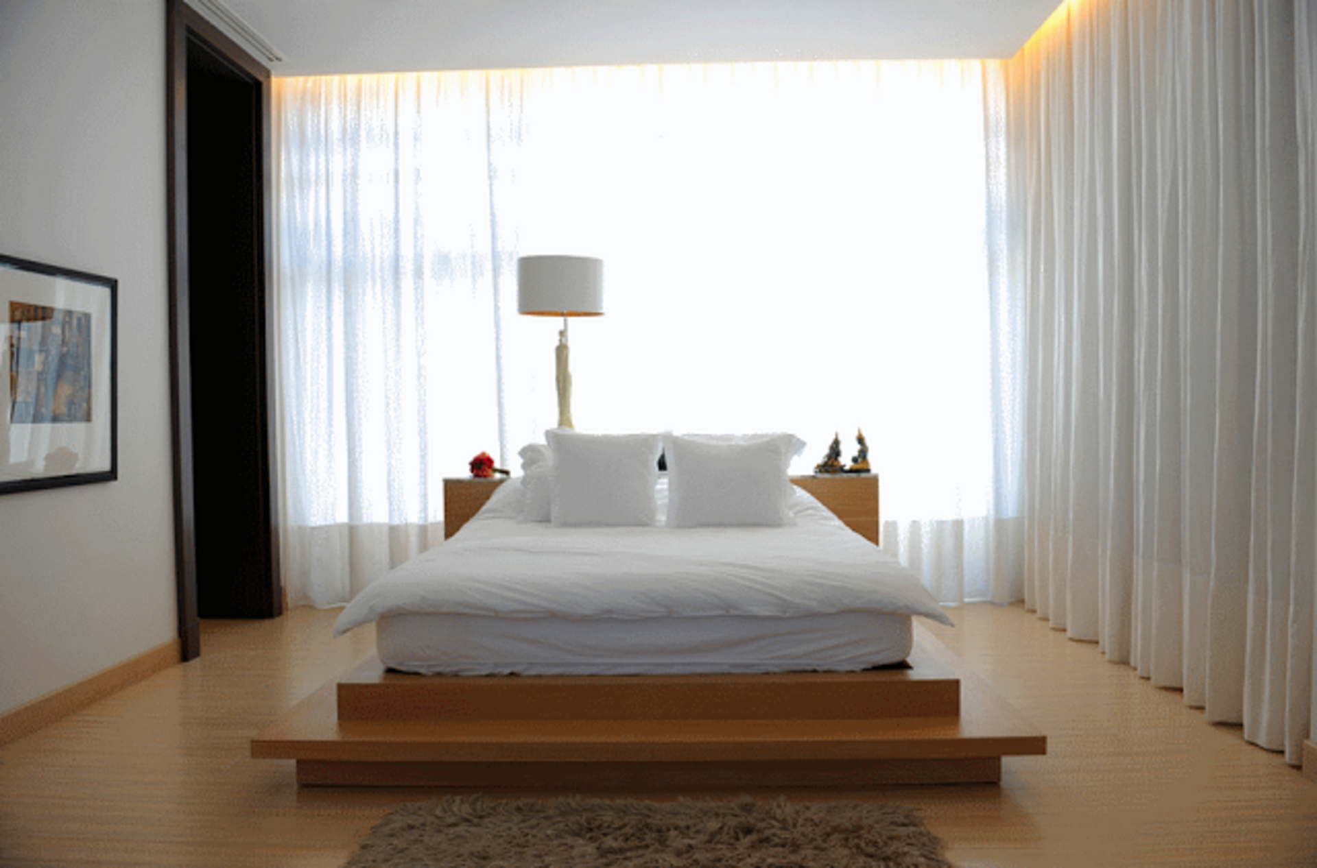 Платформенные кровати в современной спальне