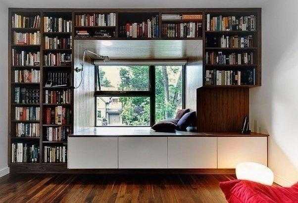 Шкаф для книг около окна