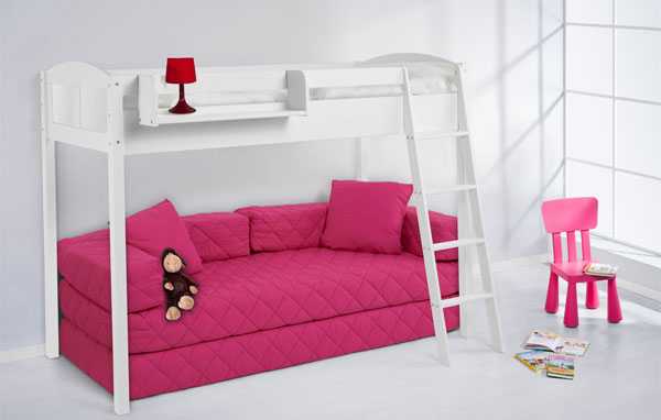 Кровать-чердак с розовым диваном