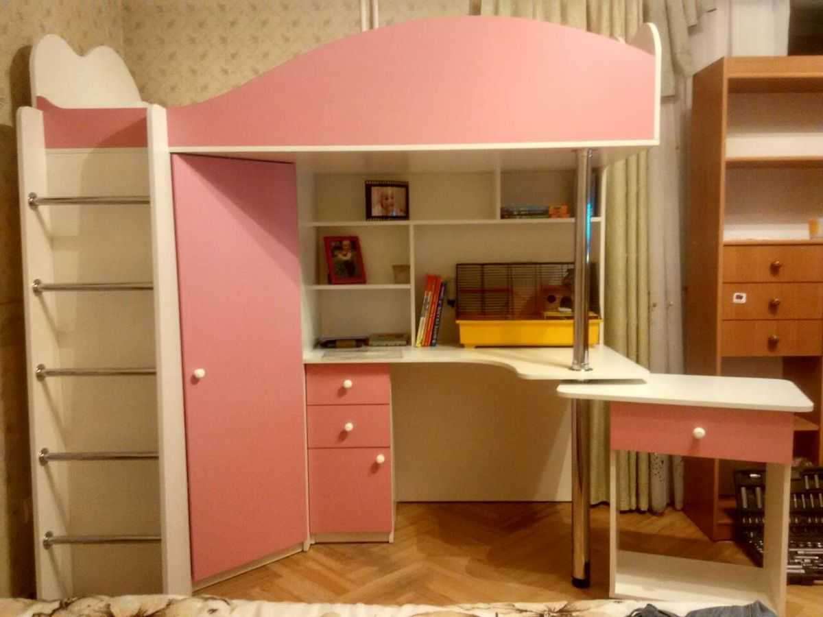 Кровать-чердак с выдвижным столом и угловым шкафом