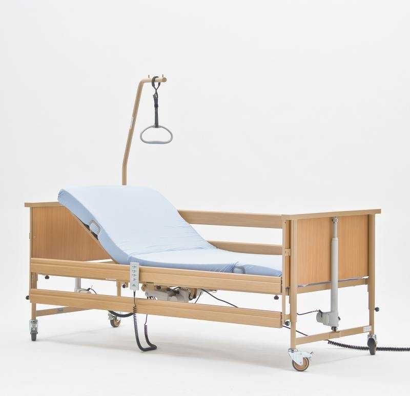 Медицинские кровати для инвалидов с подъемным механизмом решают множество задач
