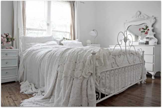Белая красивая кровать