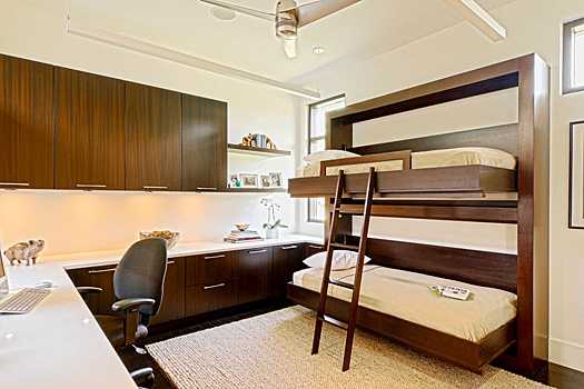 Двухъярусные кровати могут комбинироваться со шкафами, стеллажами и полками