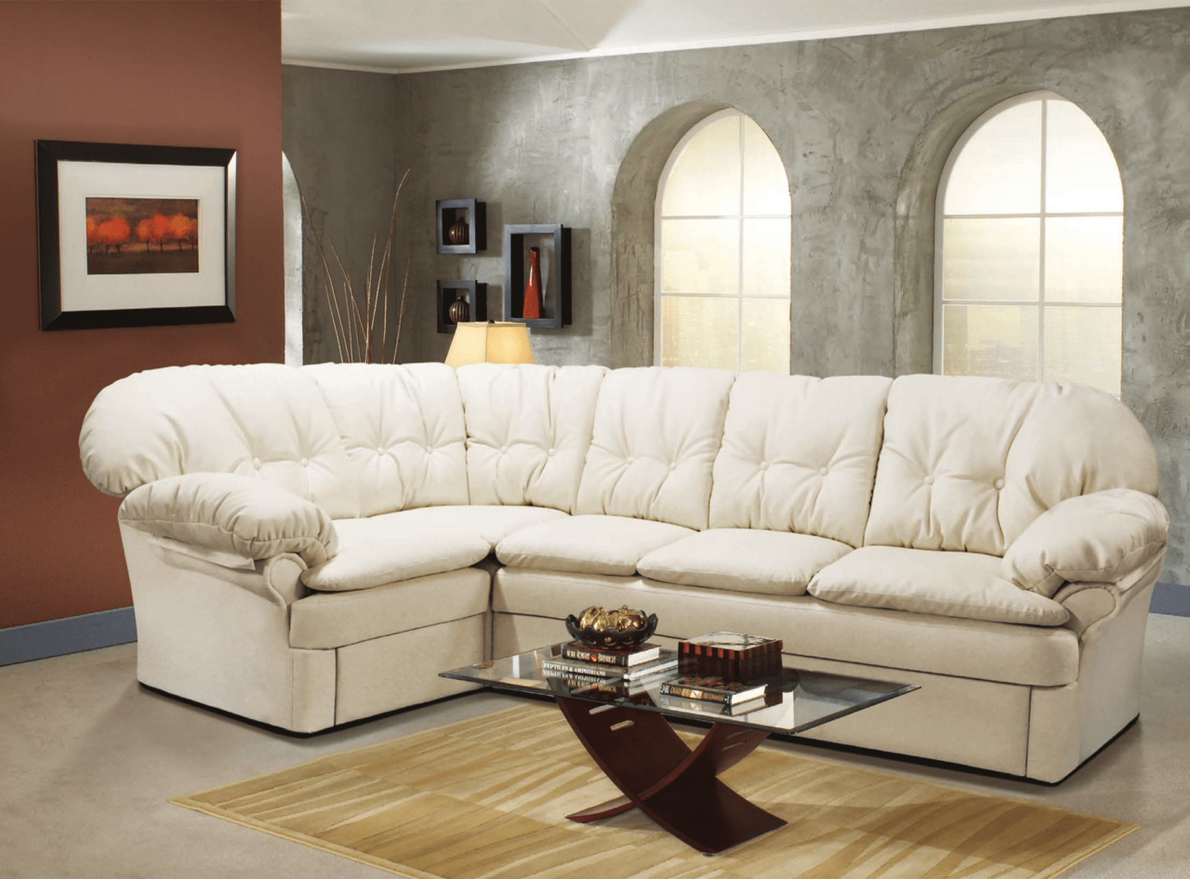 Высокий шикарный диван белого цвета