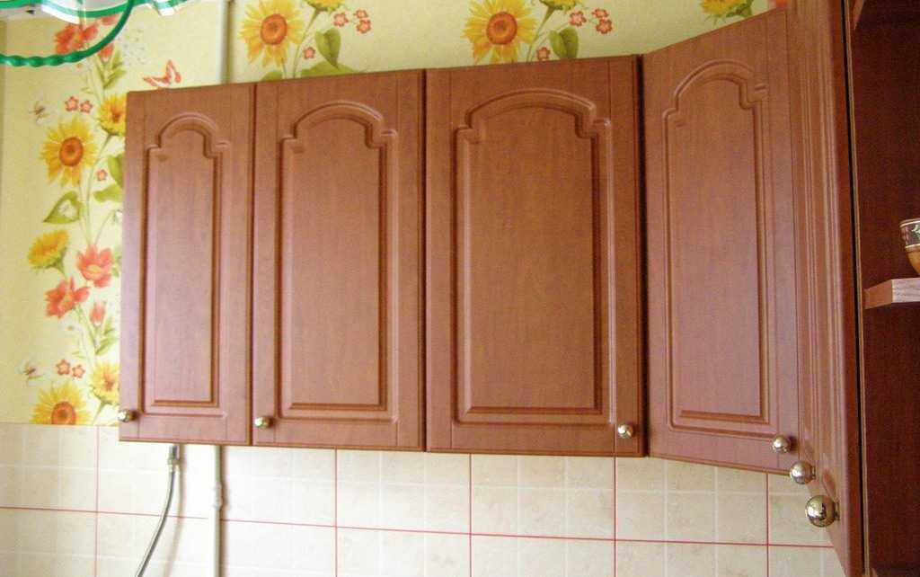 Установленные навесные кухонные шкафы в интерьере кухни