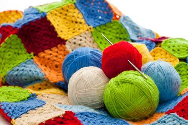 Разноцветный коврик-чехол из бабушкиного квадрата