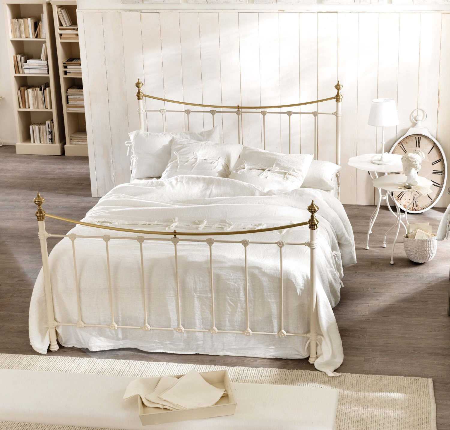 Красивая кровать для спальни в стиле прованс