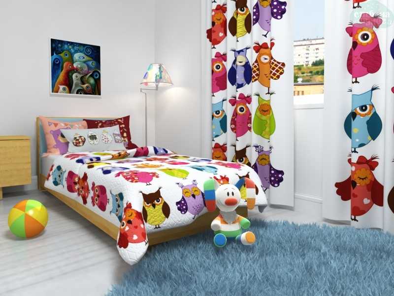 Покрывало на детскую кровать может быть ярким, с изображением любимых персонажей
