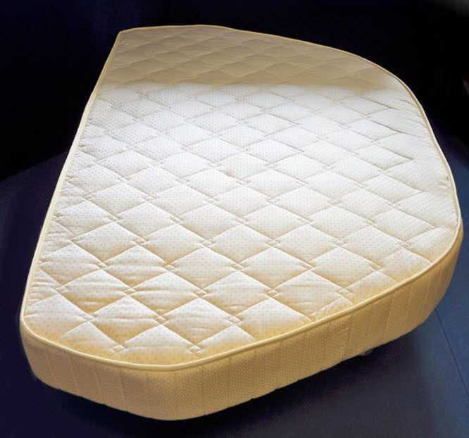 Необычная форма матраса для современной кровати