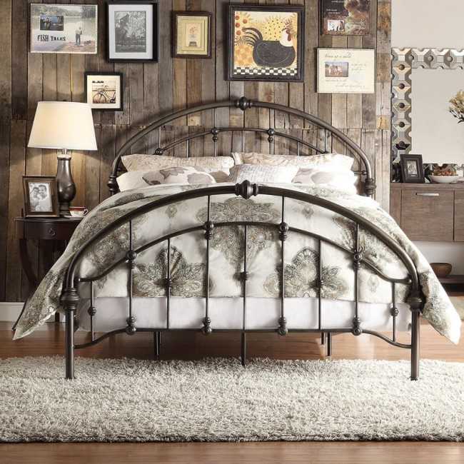 Металлическая кровать станет достойным украшением любой спальни