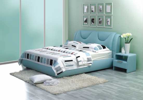 Голубая кровать
