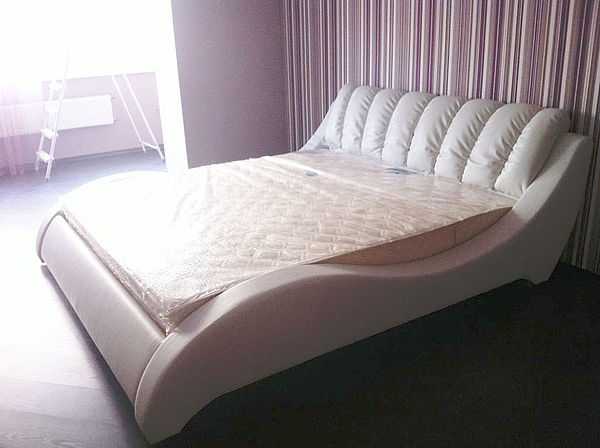 Кровать необычной формы