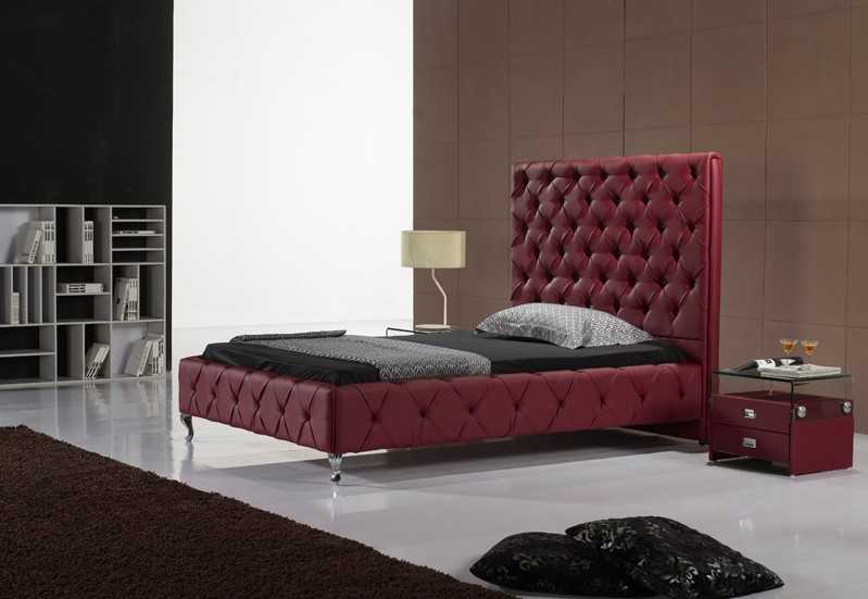 Кровать цвета бордо