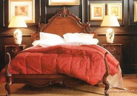 Деревянная резная красивая кровать