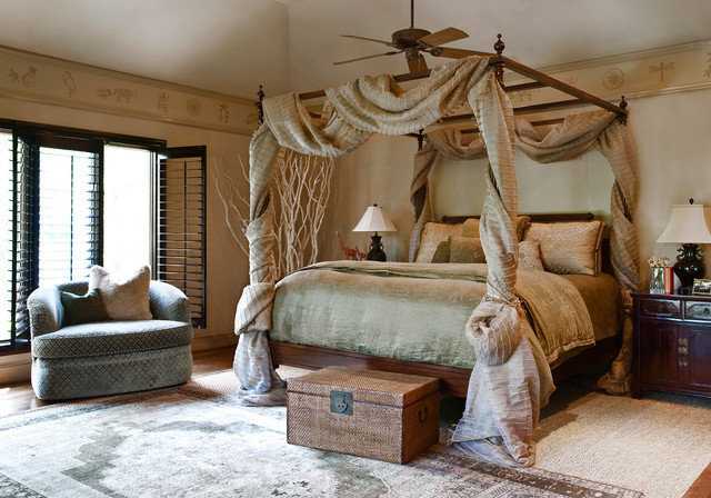 Очень красивая кровать с балдахином