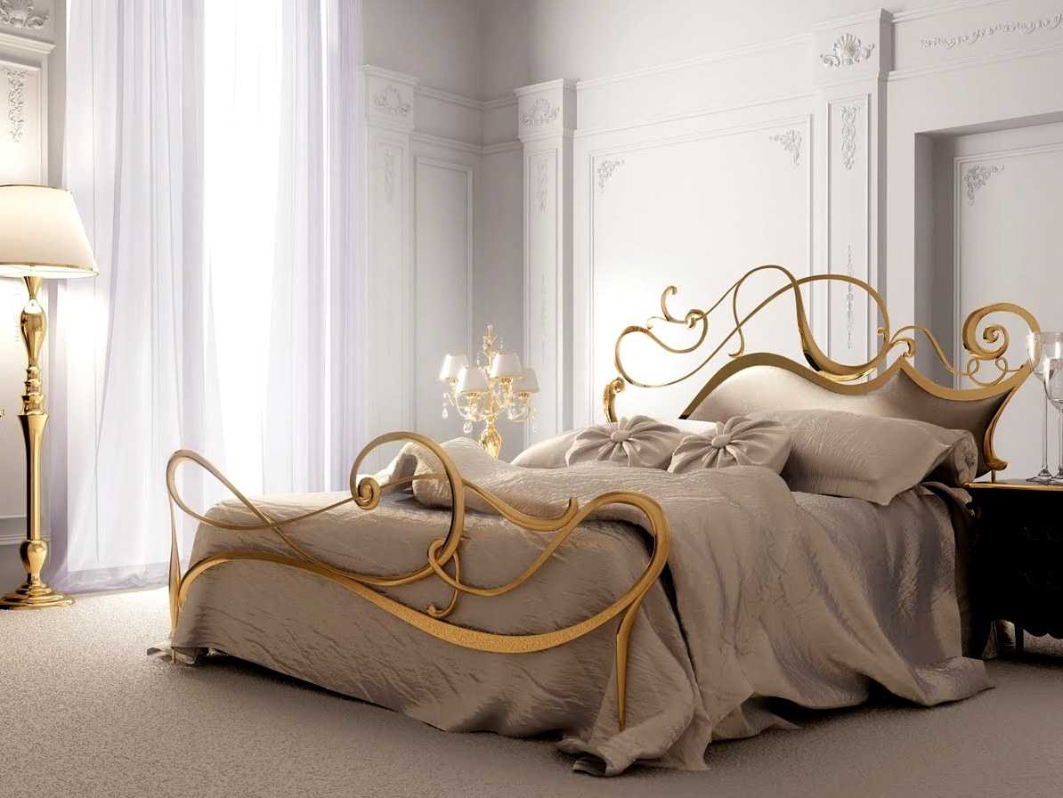 Металлическая кровать в золотом цвете