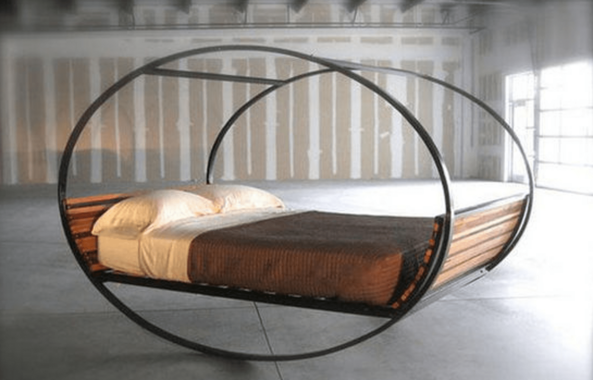 Практичная кровать с круглым каркасом из металла