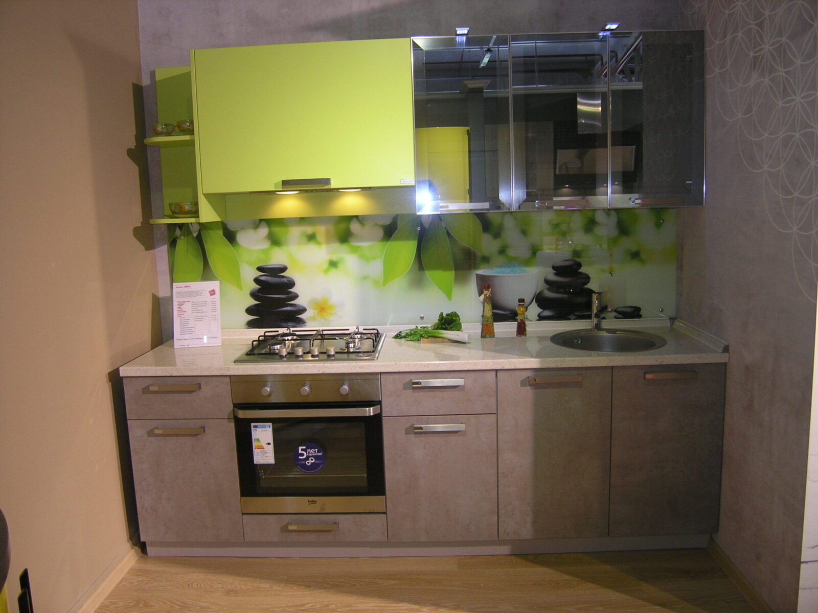 Кухня со столешницей и стеновой стеклянной панелью