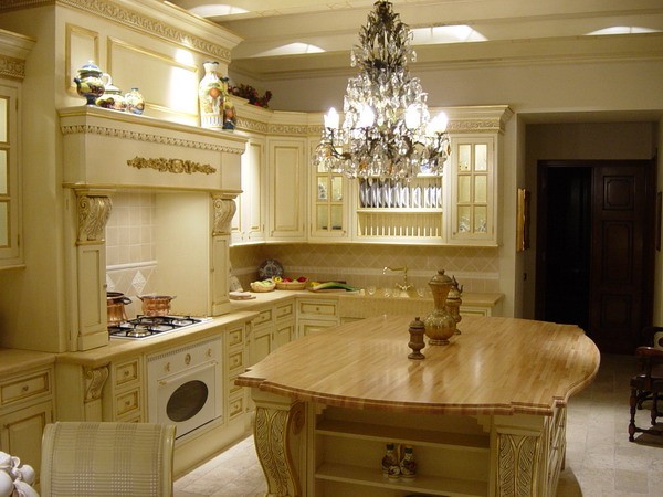 Белый кухонный гарнитур с оригинальным дизайном