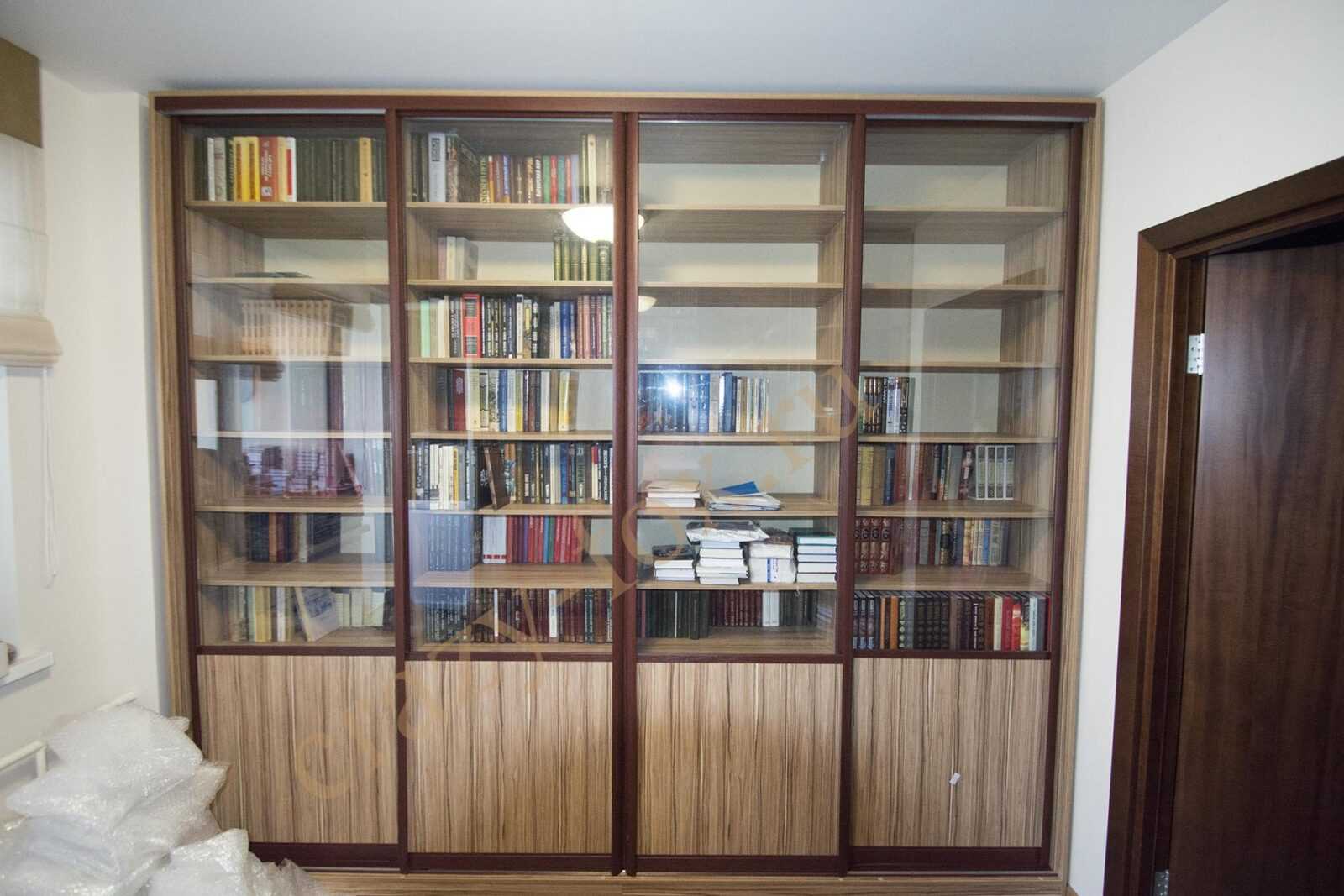 Стеклянный большой шкаф для книг