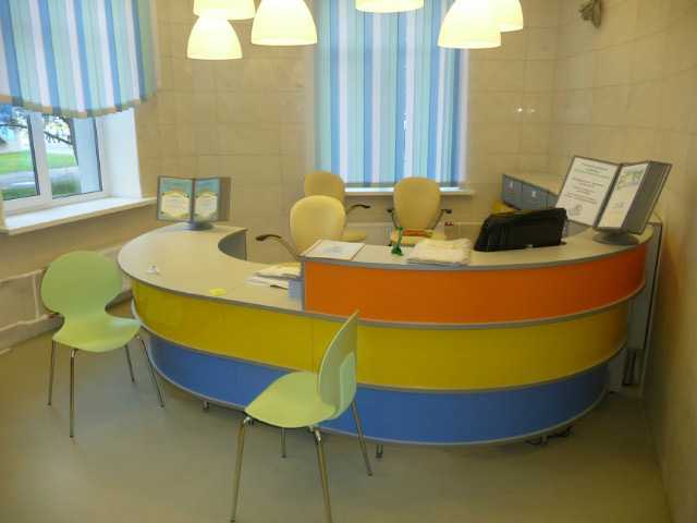 Яркий стол для детской библиотеки