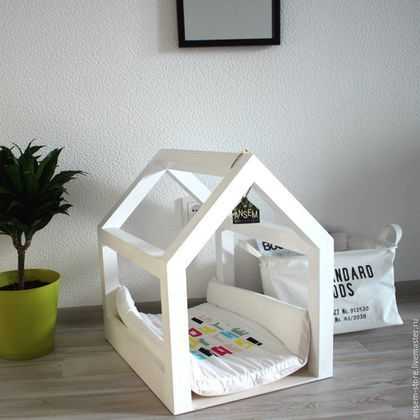 Кровать-домик для маленькой собачки