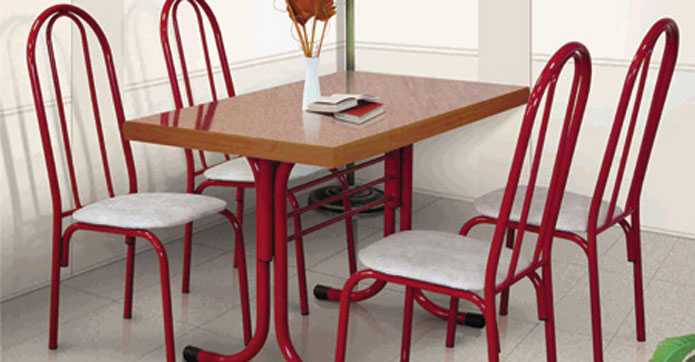 Красные стильные стулья для обеденной зоны