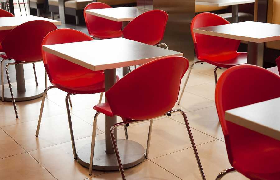Красные пластиковые стулья на металлокаркасе
