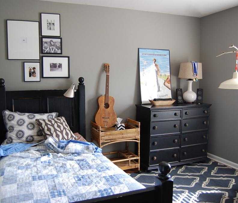 Интерьер подростковой спальни мальчика подростка с серыми стенами